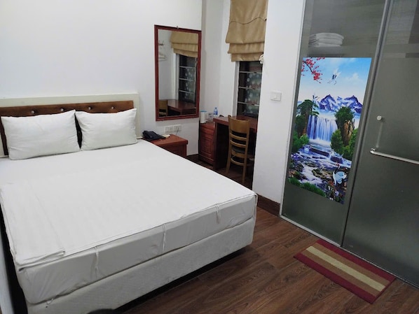 Habitación básica con 1 cama matrimonial o 2 individuales | Escritorio, espacio para trabajar con laptop y cortinas blackout
