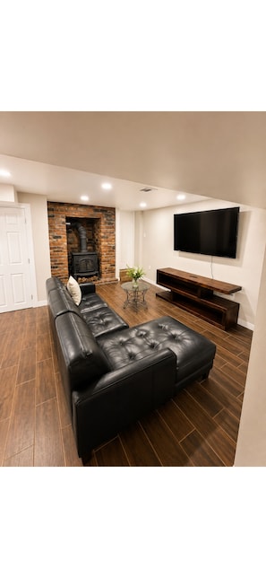 Living area - Private Basement Stay in Aurora (Aurora)