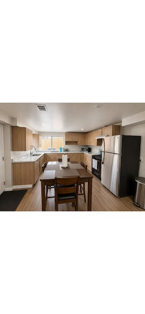 Private kitchen - Private Basement Stay in Aurora (Aurora)