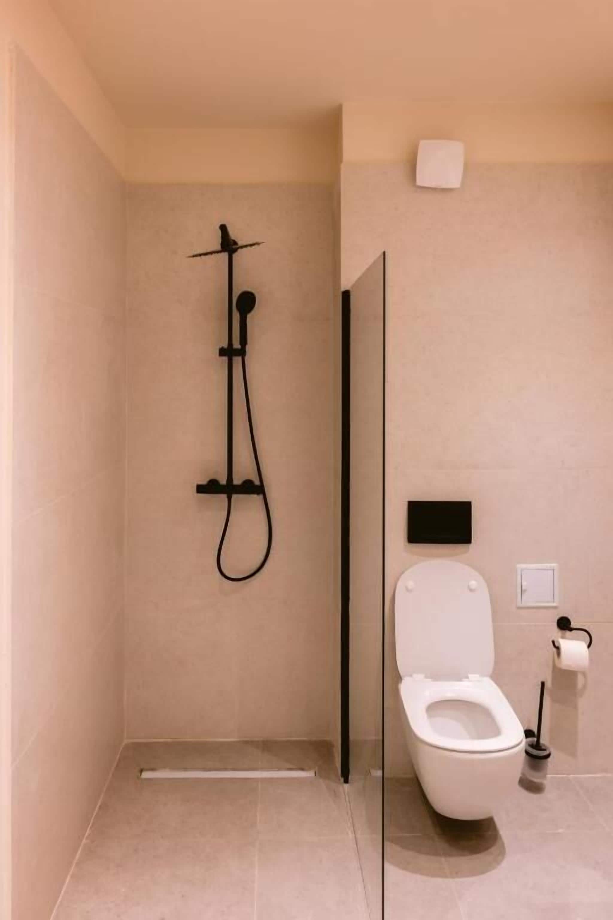 Studio, parveke | Kylpyhuone | Suihku, ilmaiset hygieniatuotteet, tohvelit, pyyhkeet