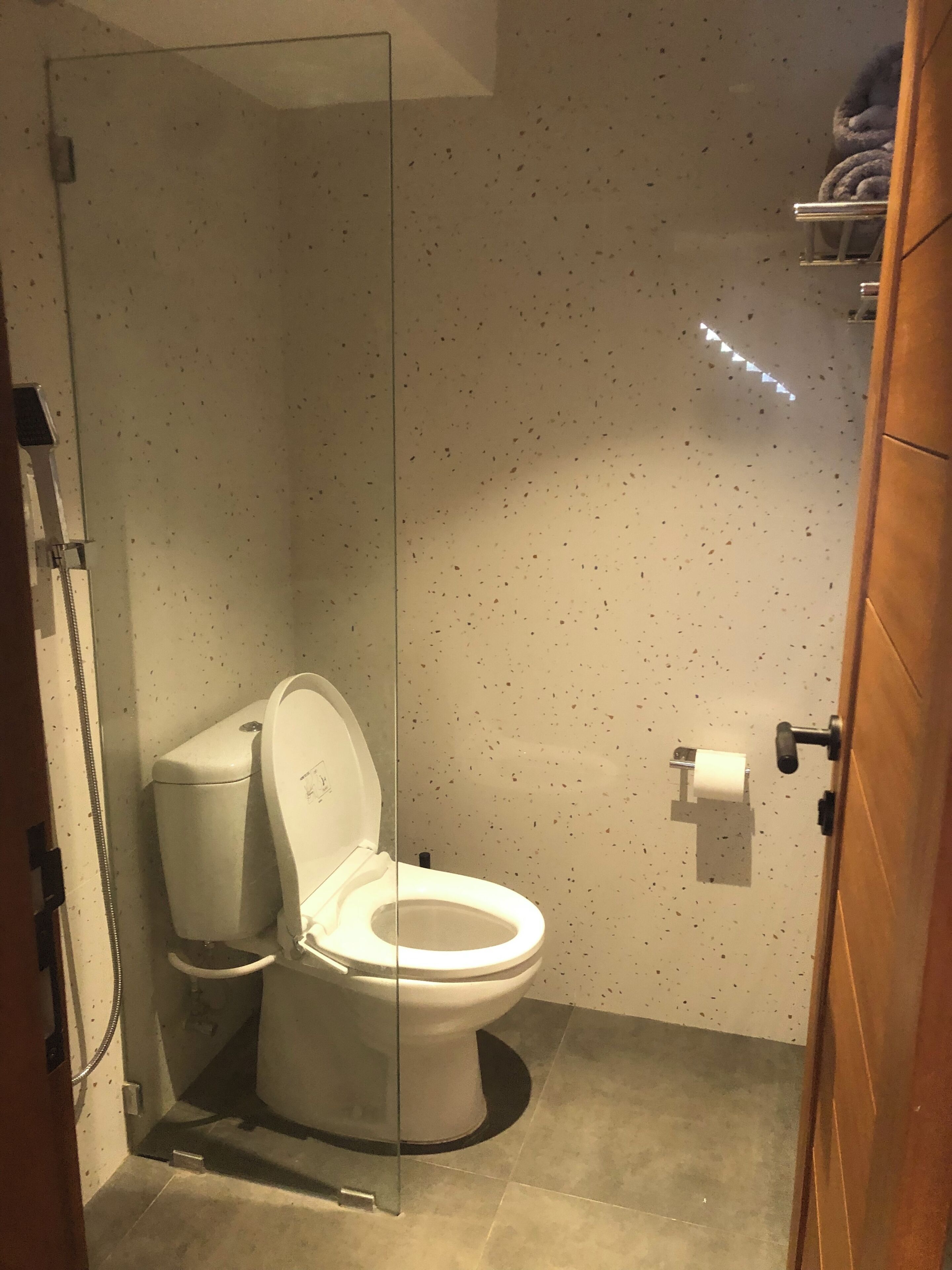 Séchoir à cheveux, bidet, serviettes fournies, savon
