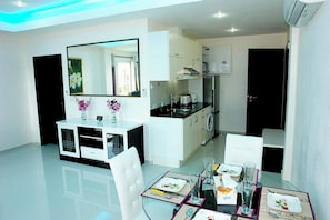 Condo, 1 habitación, para fumadores, balcón | Comedor