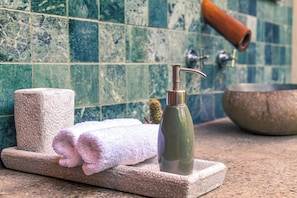 Garden View Standard Shared with Kima Surf Guiding Package | Baño