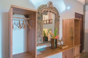 Deluxe Dorm Shared with Kima Surf Guiding Package