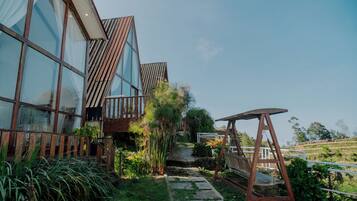 Un edificio moderno con ampie finestre e un terrazzo in legno.