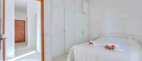 Iron/ironing board, WiFi, bed sheets