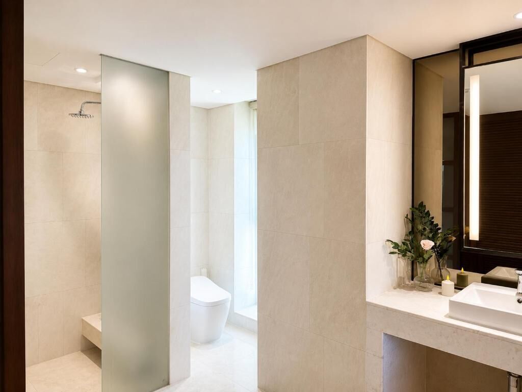 Un baño moderno con ducha, inodoro y lavamanos.