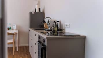 Coffee/tea maker, fridge, oven, stovetop