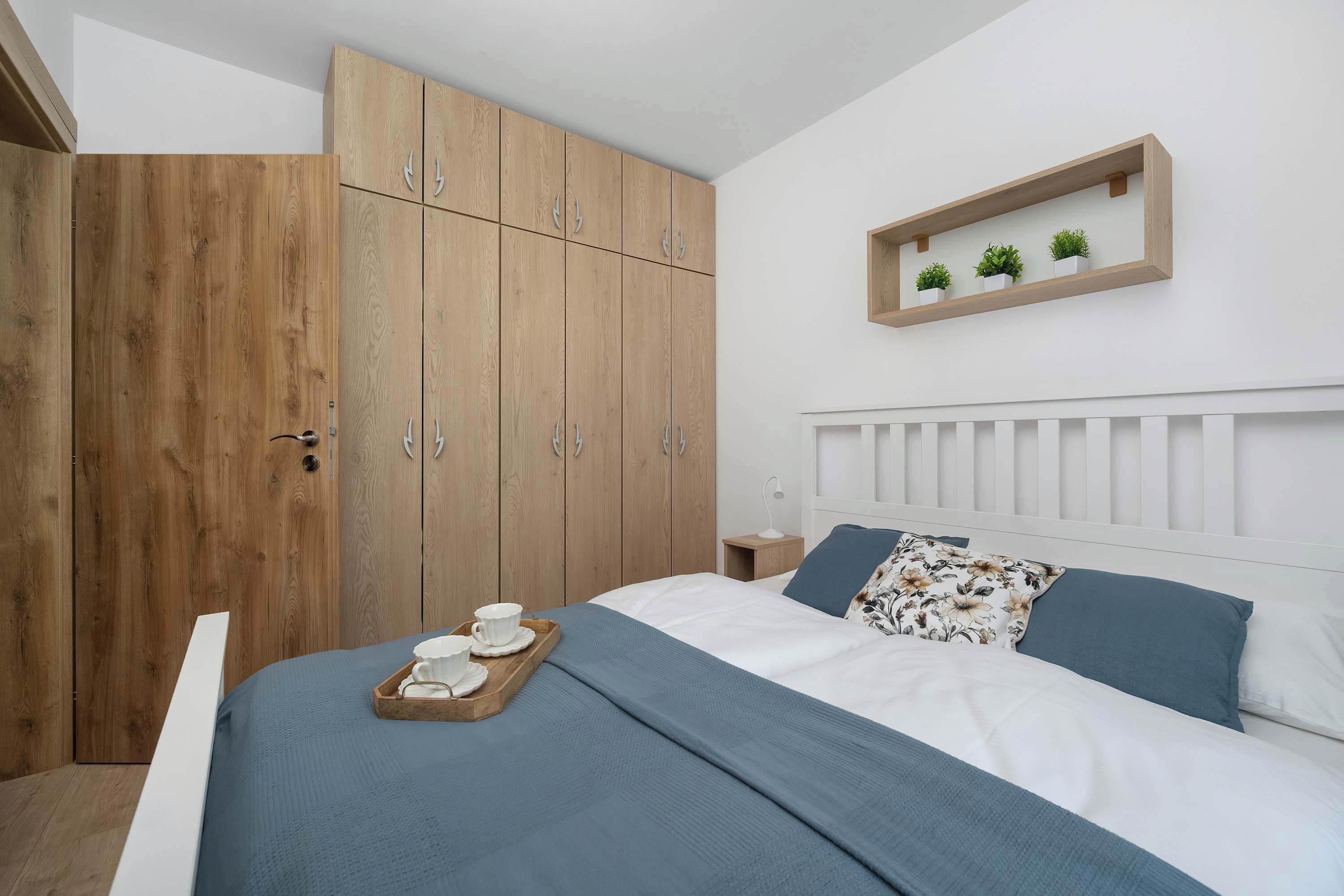 Iron/ironing board, travel crib, WiFi, bed sheets