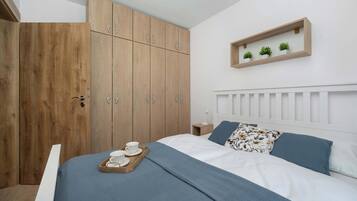 Iron/ironing board, travel crib, WiFi, bed sheets