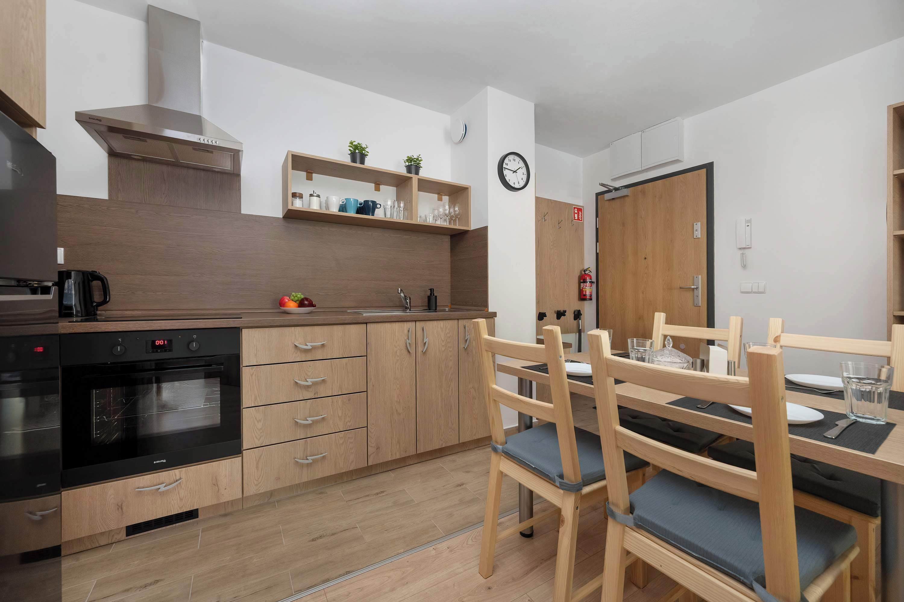 Wasserkocher mit Kaffee-/Teezubehör, Kühlschrank, Mikrowelle, Ofen
