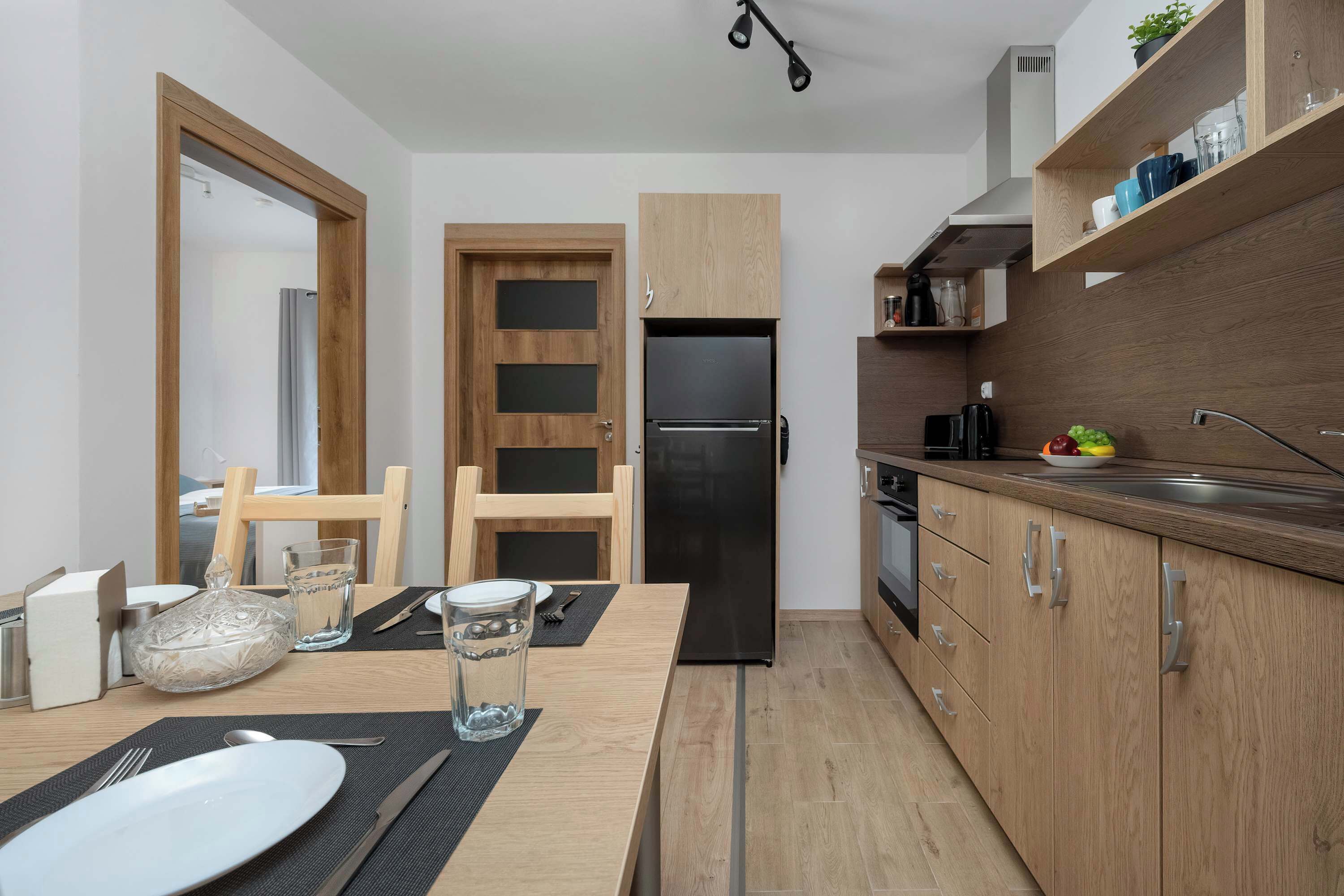 Coffee/tea maker, fridge, microwave, oven