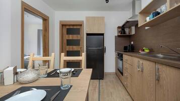 Coffee/tea maker, fridge, microwave, oven