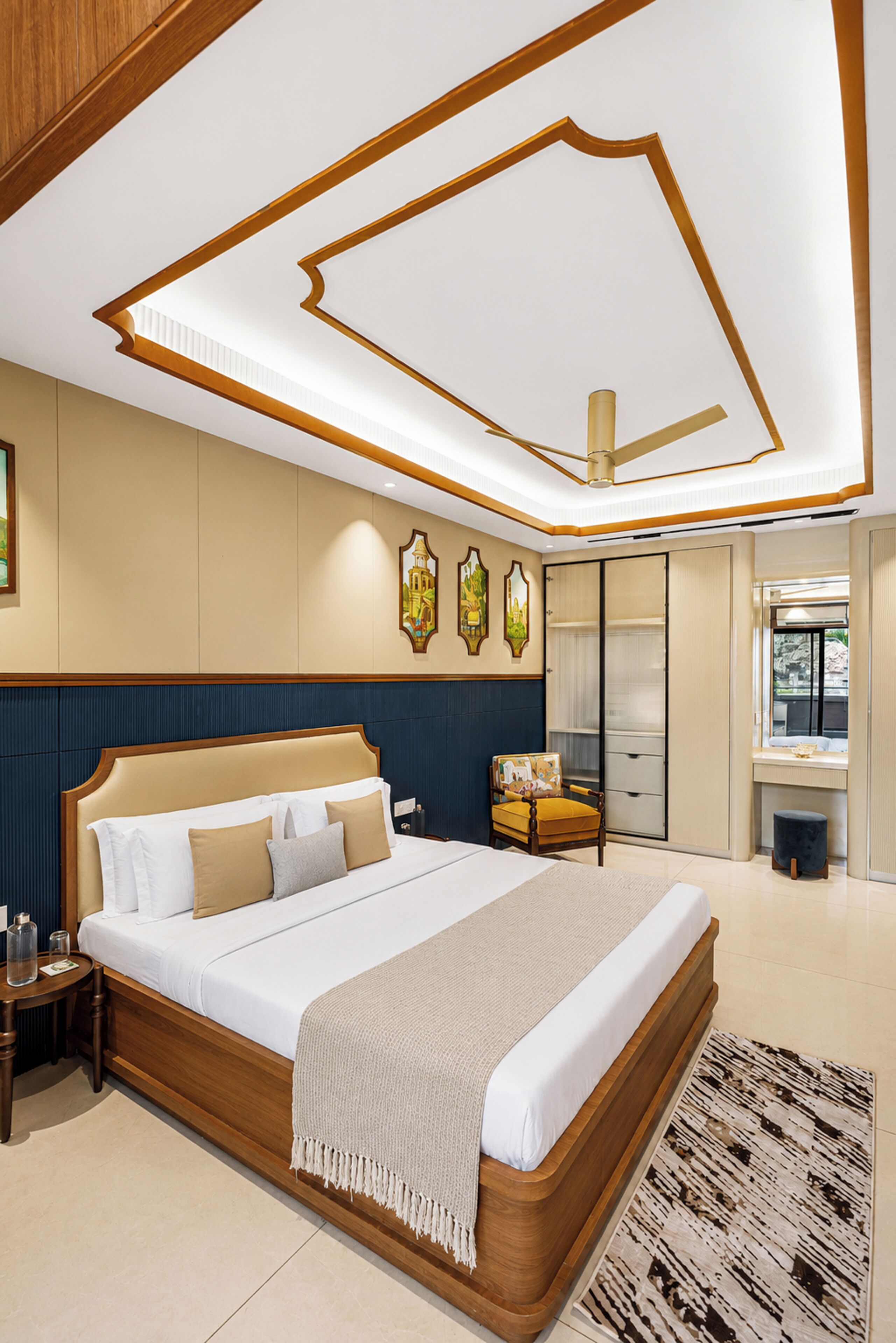 Een moderne hotelkamer met een groot bed, een plafondventilator en uitzicht op buiten.
