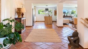 A spacious interior with a central island, a large potted plant, and a stone sculpture. - Villa Amapolas 222 in Marbella (Marbella)