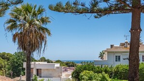 A residential area with a view of the sea, surrounded by lush greenery and palm trees. - Villa Amapolas 222 in Marbella (Marbella)