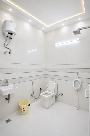 Chambre Double Luxe | Salle de bain | Douche, serviettes fournies, savon, shampoing