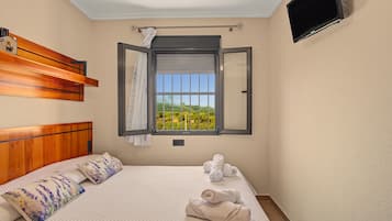 Tabla de planchar con plancha, wifi y ropa de cama