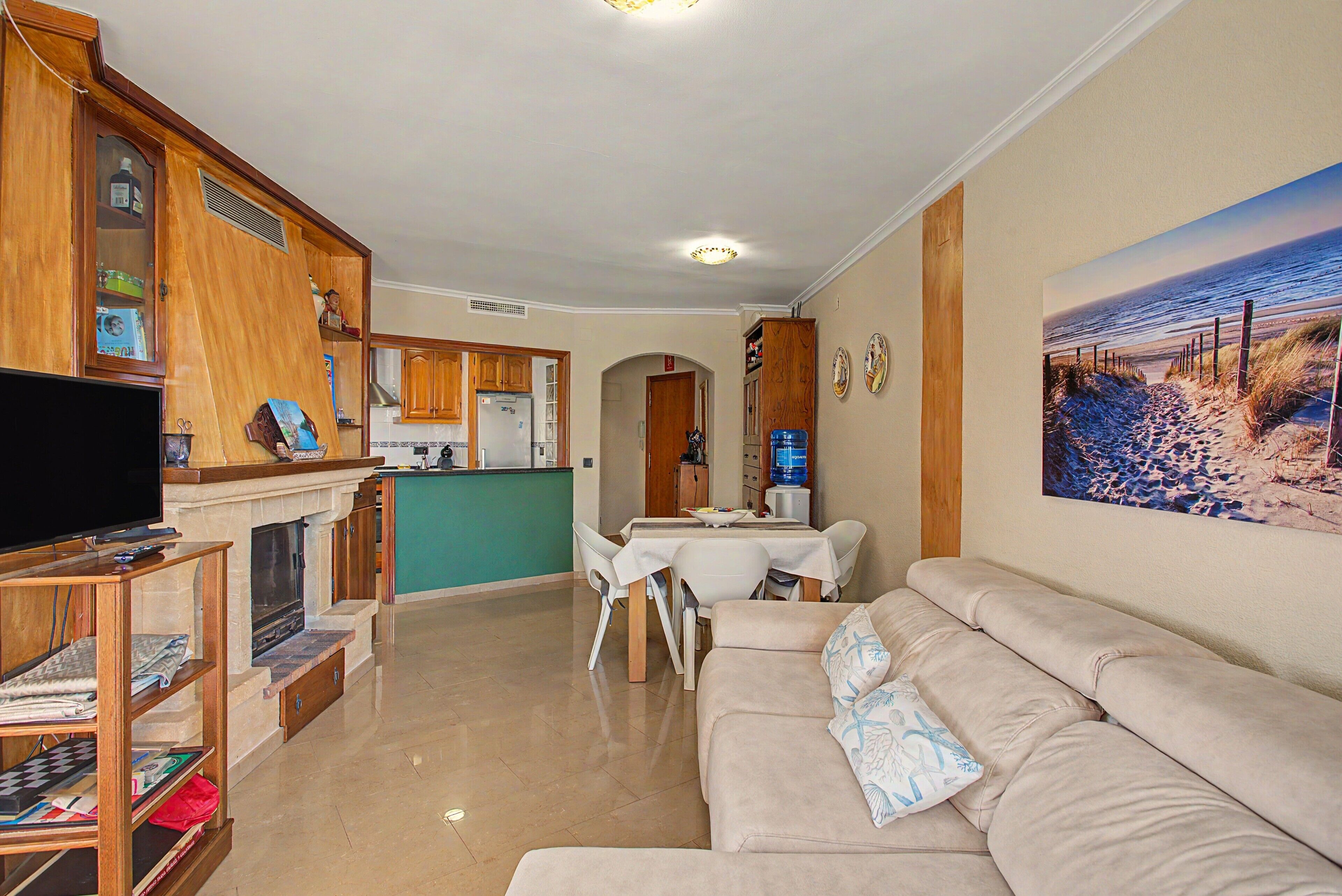 TV, fireplace