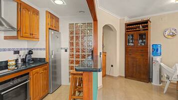 Coffee/tea maker, fridge, microwave, oven