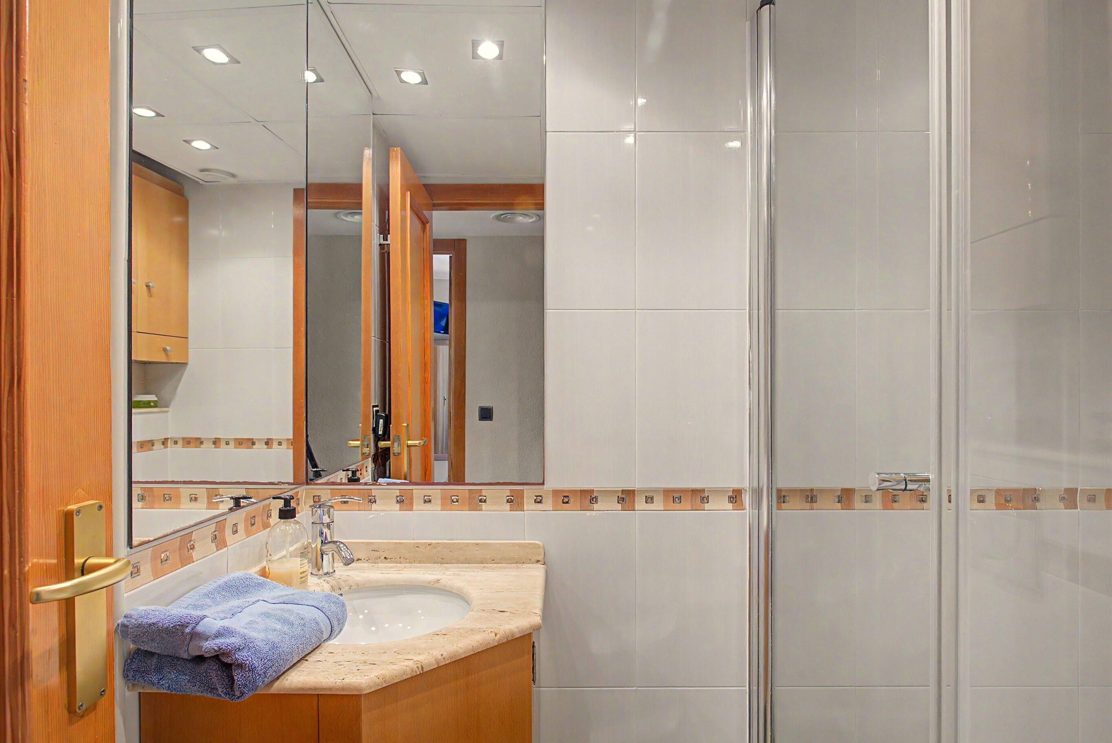 Een douche, een haardroger, handdoeken