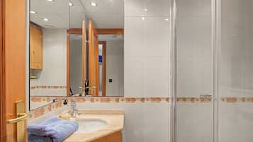 Een douche, een haardroger, handdoeken