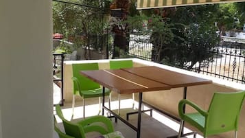 Standard-Apartment, Balkon | Speisen im Freien