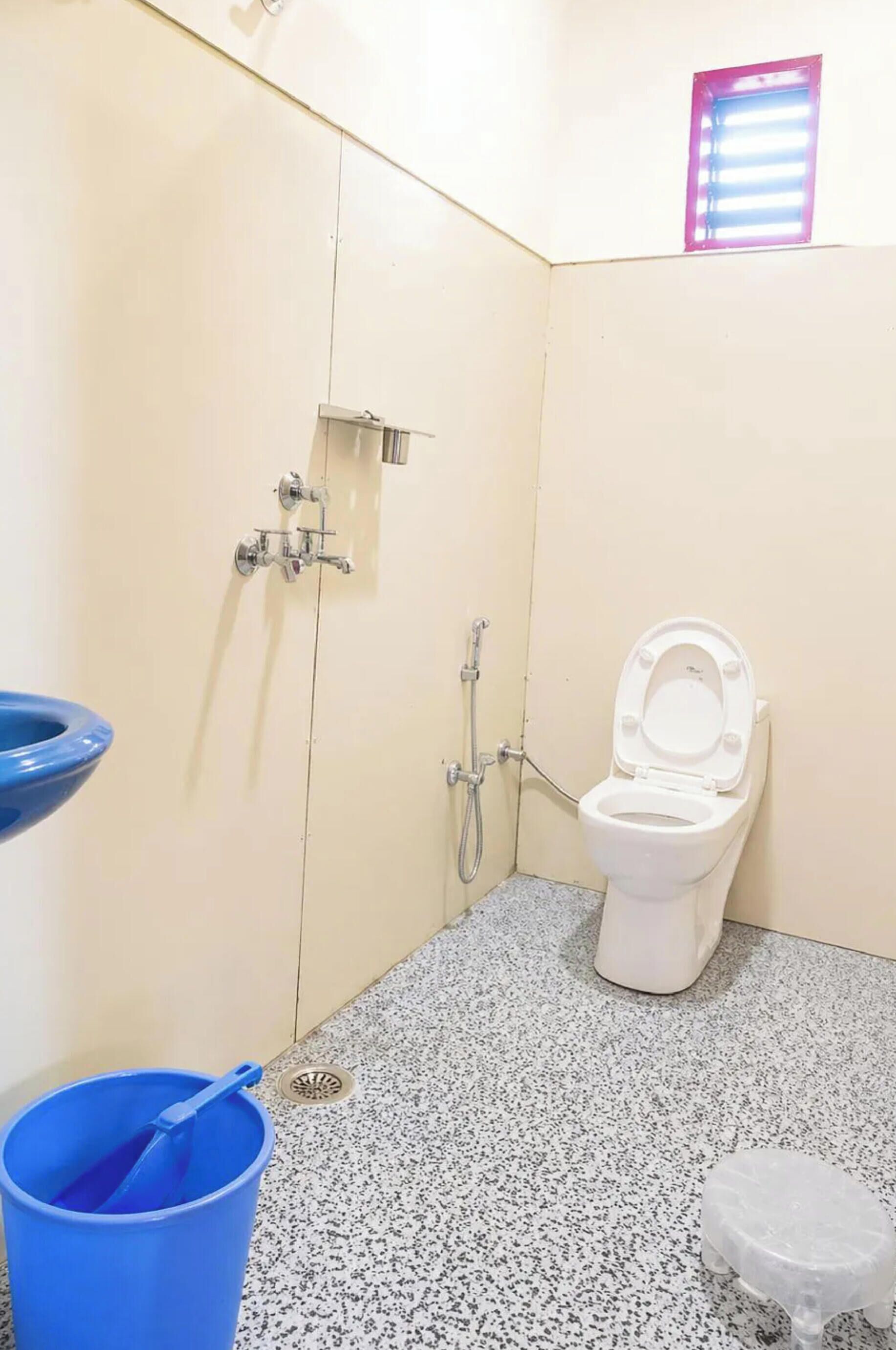 Doppia Deluxe | Bagno | Doccia, soffione a pioggia, pantofole, asciugamani
