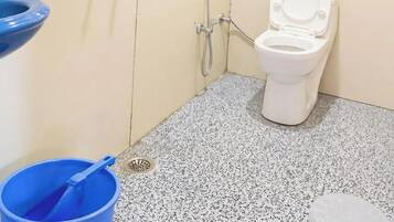Doppia Deluxe | Bagno | Doccia, soffione a pioggia, pantofole, asciugamani
