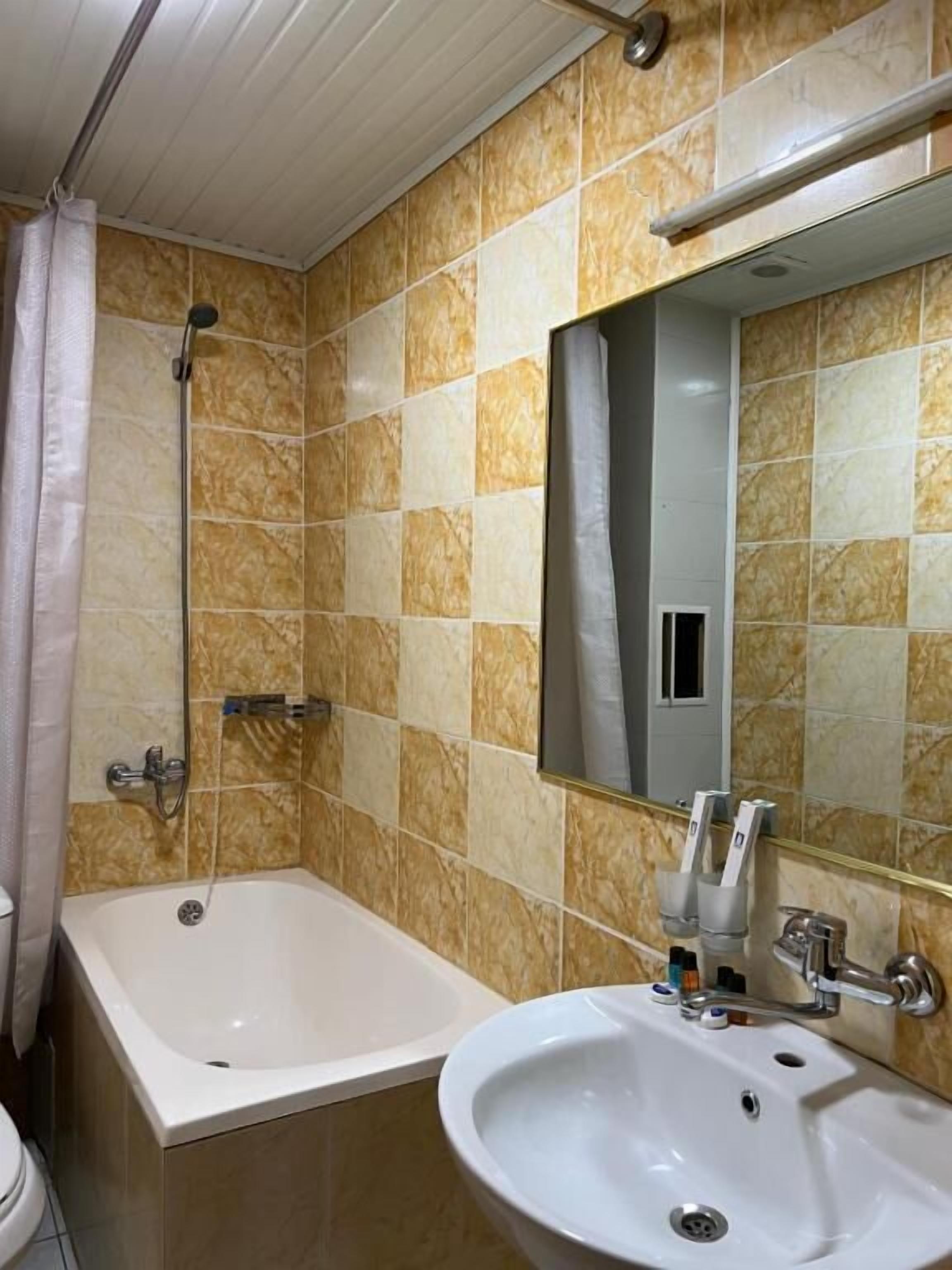 Standard-Doppelzimmer, Veranda, Stadtblick | Badezimmer | Kostenlose Toilettenartikel, Haartrockner, Hausschuhe, Handtücher