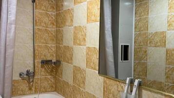 Standard-Doppelzimmer, Veranda, Stadtblick | Badezimmer | Kostenlose Toilettenartikel, Haartrockner, Hausschuhe, Handtücher