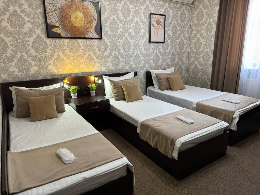 Comfort-Dreibettzimmer, Veranda, Stadtblick | Schreibtisch, Bügeleisen/Bügelbrett, kostenloses WLAN