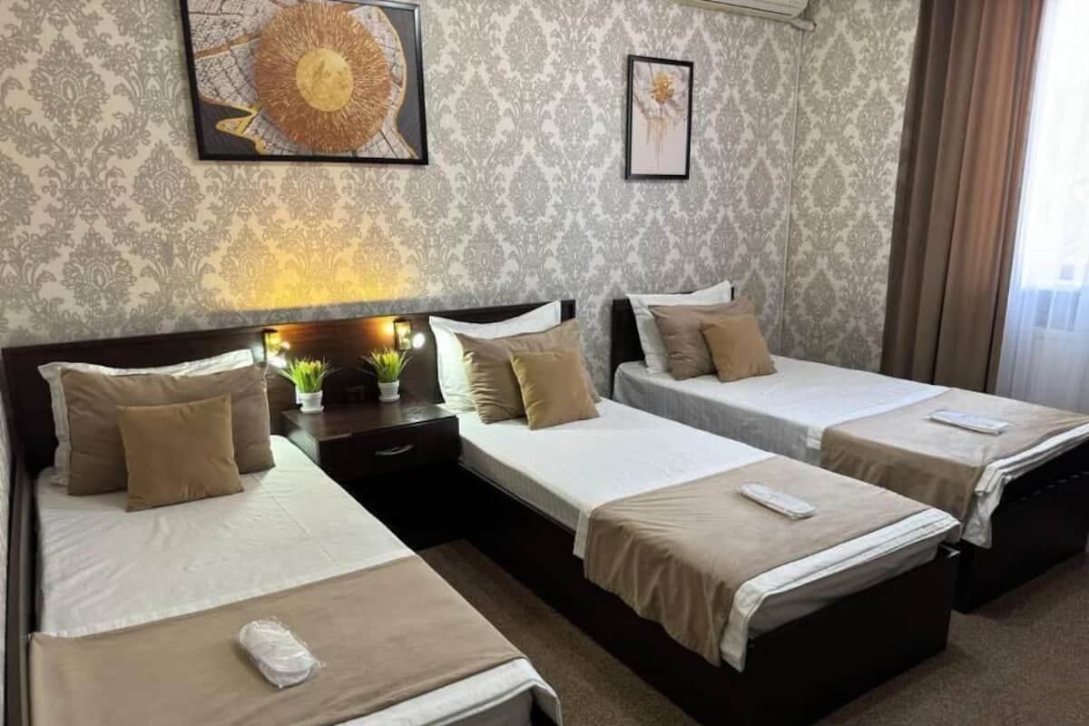 Phòng 3 tiện nghi đơn giản, lanai, quang cảnh thành phố | Bàn, bàn ủi/dụng cụ ủi quần áo, truy cập Internet không dây miễn phí 