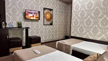 Kamar Twin Standar, beranda, pemandangan kota | Meja kerja, setrika/meja setrika, dan Wi-Fi gratis