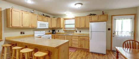 Coffee/tea maker, fridge, microwave, stovetop