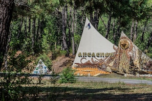 Un monumento grande, blanco y triangular con la palabra 'Angachon' y un diseño de dragón.