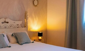Tabla de planchar con plancha, wifi, ropa de cama