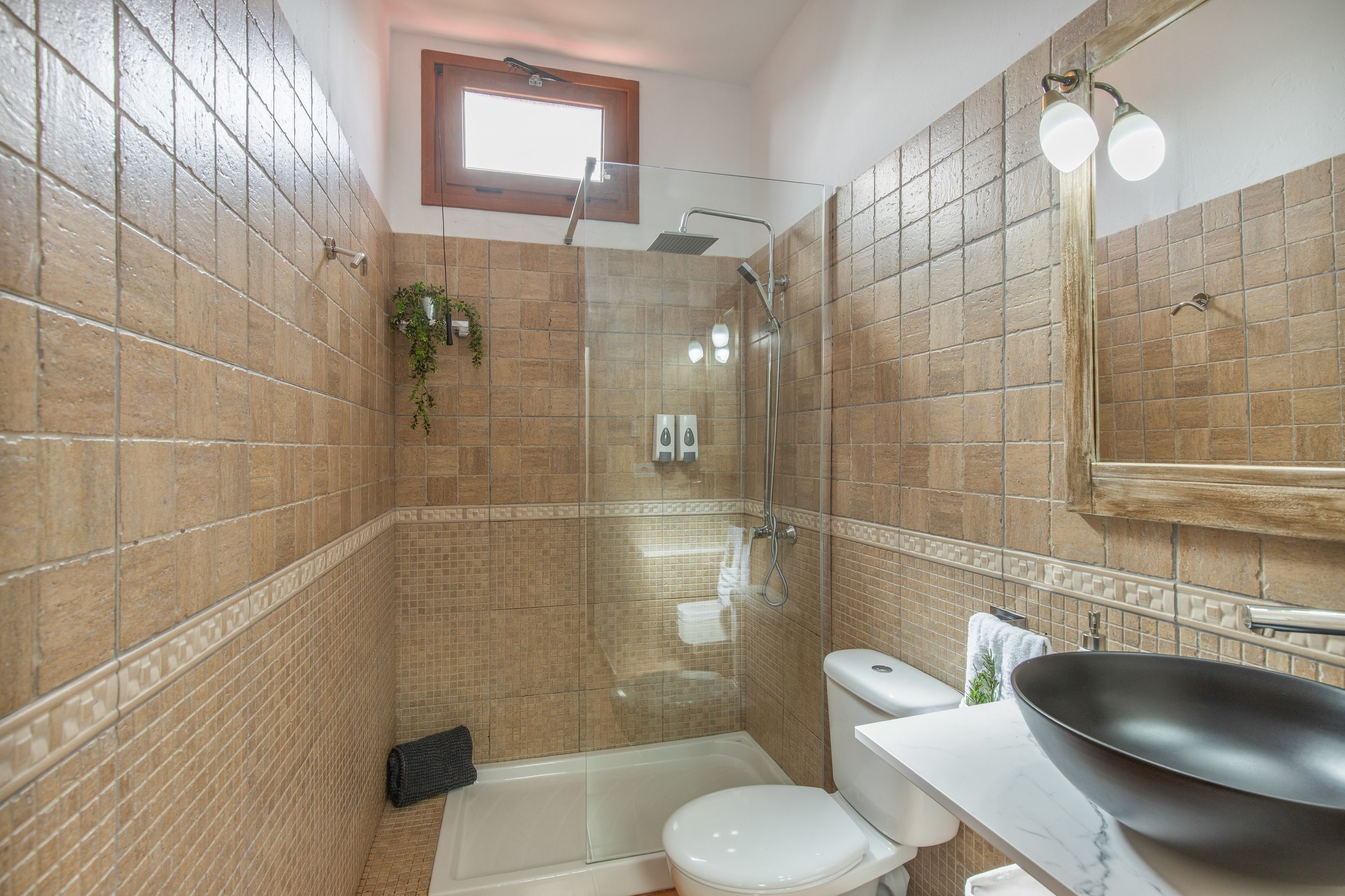 Un baño con ducha, inodoro y lavamanos.