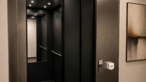 An elevator with a sign indicating the direction to the second floor. - Urban Rest Kalmar City (Kalmar)