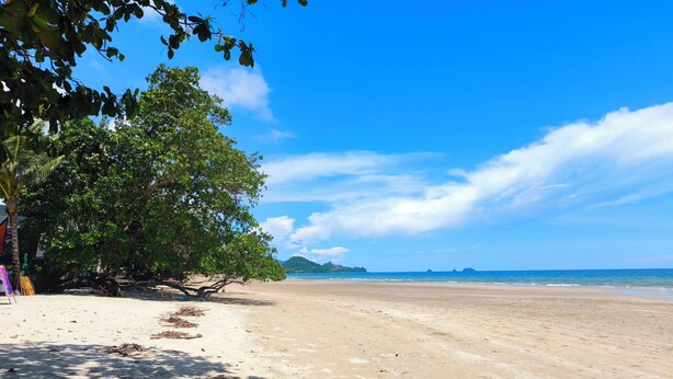 A beach with a clear sky, trees, and a sandy shore. - Beach Villa 21D Blue Haven Bay Resort - 4 Rooms (Ko Chang)