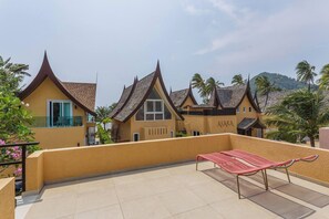Ein Resort mit traditioneller Architektur, einem Poolbereich und einem Schild mit dem Schriftzug 'ASARA'.