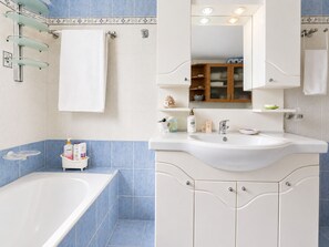 Bathroom - Athens Skyline - Spacious 3BR for 5 by ΜΡS (Kesariani)