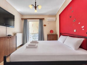 Room - Athens Skyline - Spacious 3BR for 5 by ΜΡS (Kesariani)
