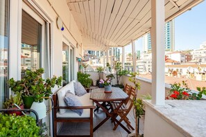 Outdoor dining - Bosphorus View Terrace- Historic Cihangir (İstanbul)
