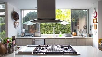 Coffee/tea maker, fridge, microwave, oven