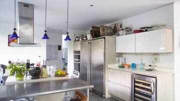 Coffee/tea maker, fridge, microwave, oven