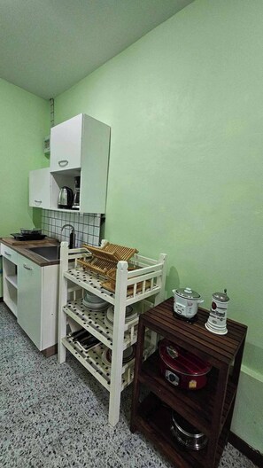 Macchina per tè/caffè, frigorifero, microonde, piano cottura