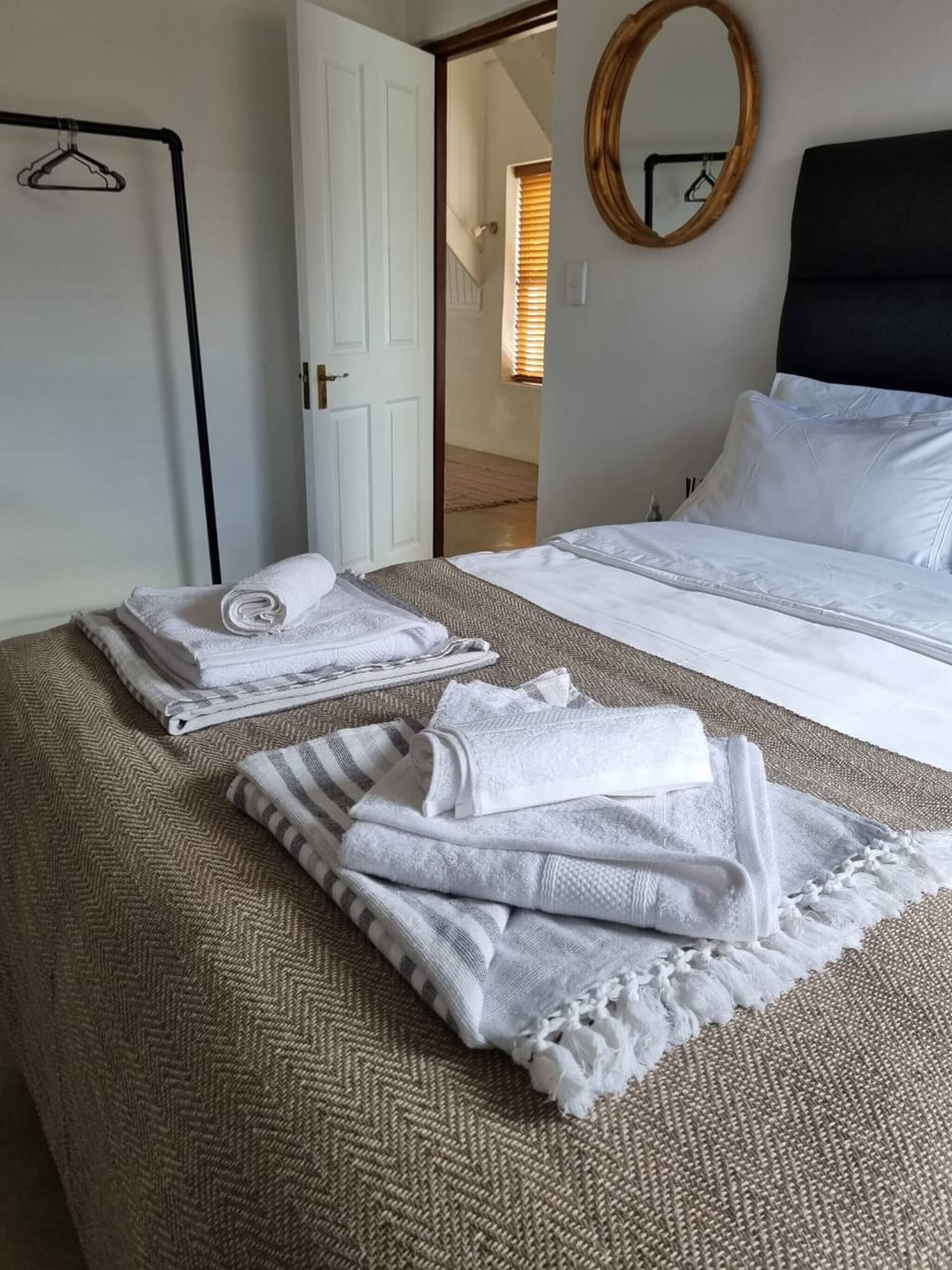 Tabla de planchar con plancha, Internet, ropa de cama