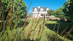 A house with a large lawn and a clear blue sky. - Country Retreat with Pool & Braai, Sleeps 6 (Riebeek-Kasteel)