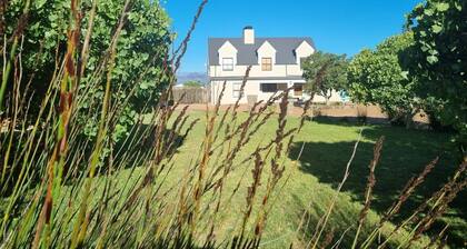Country Retreat with Pool & Braai, Sleeps 6